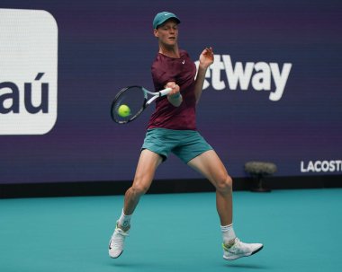 MIAMI GARDENS, FLORIDA - 29 Mart 2023: Jannik Sinner, Finlandiya 'dan Emil Ruusuvuori ile oynadığı çeyrek final maçında Miami, Florida, ABD' deki Hard Rock Stadyumu 'nda oynanan maçta