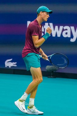 MIAMI GARDENS, FLORIDA - 29 Mart 2023: Jannik Sinner, Finlandiya 'dan Emil Ruusuvuori ile oynadığı çeyrek final maçında Miami, Florida, ABD' deki Hard Rock Stadyumu 'nda oynanan maçta