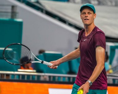 MIAMI GARDENS, FLORIDA - 29 Mart 2023: İtalyan Jannik Sinner, 2023 Miami Açık 'ta Miami Gardens, Florida, ABD' deki Hard Rock Stadyumu 'nda oynanan çeyrek final maçında Finlandiya' lı Emil Ruusuvuori 'ye karşı kazandığı zaferi kutladı.