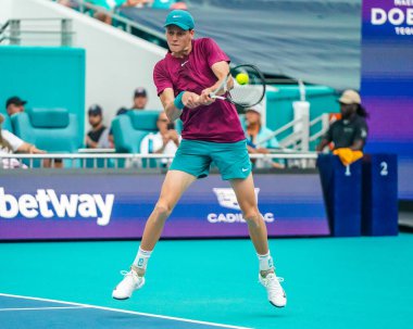 MIAMI GARDENS, FLORIDA - 29 Mart 2023: Jannik Sinner, Finlandiya 'dan Emil Ruusuvuori ile oynadığı çeyrek final maçında Miami, Florida, ABD' deki Hard Rock Stadyumu 'nda oynanan maçta