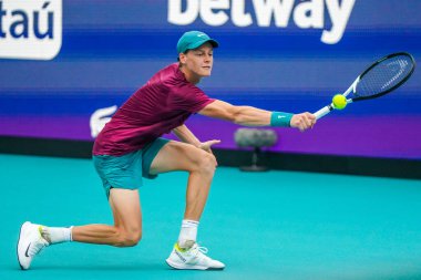 MIAMI GARDENS, FLORIDA - 29 Mart 2023: Jannik Sinner, Finlandiya 'dan Emil Ruusuvuori ile oynadığı çeyrek final maçında Miami, Florida, ABD' deki Hard Rock Stadyumu 'nda oynanan maçta