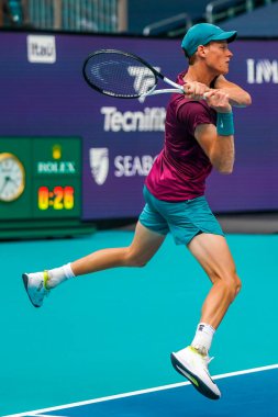MIAMI GARDENS, FLORIDA - 29 Mart 2023: Jannik Sinner, Finlandiya 'dan Emil Ruusuvuori ile oynadığı çeyrek final maçında Miami, Florida, ABD' deki Hard Rock Stadyumu 'nda oynanan maçta