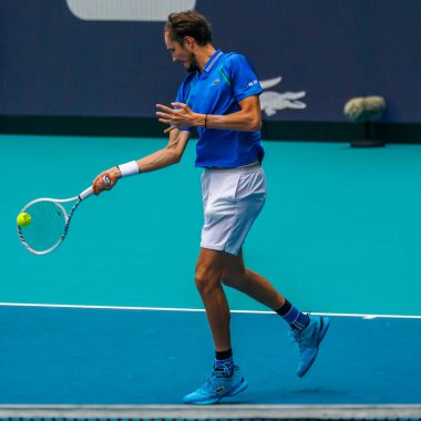 MIAMI GARDENS, FLORIDA - 30 Mart 2023: Rusya 'dan Daniil Medvedev ABD' den Christopher Eubanks ile oynadığı çeyrek final maçında Miami 'deki Hard Rock Stadyumu, Florida, ABD' deki Hard Rock Stadyumu 'nda maç yaptı.