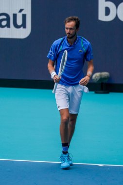 MIAMI GARDENS, FLORIDA - 30 Mart 2023: Rusya 'dan Daniil Medvedev ABD' den Christopher Eubanks ile oynadığı çeyrek final maçında Miami 'deki Hard Rock Stadyumu, Florida, ABD' deki Hard Rock Stadyumu 'nda maç yaptı.