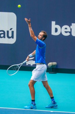 MIAMI GARDENS, FLORIDA - 30 Mart 2023: Rusya 'dan Daniil Medvedev ABD' den Christopher Eubanks ile oynadığı çeyrek final maçında Miami 'deki Hard Rock Stadyumu, Florida, ABD' deki Hard Rock Stadyumu 'nda maç yaptı.