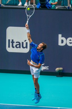 MIAMI GARDENS, FLORIDA - 30 Mart 2023: Rusya 'dan Daniil Medvedev ABD' den Christopher Eubanks ile oynadığı çeyrek final maçında Miami 'deki Hard Rock Stadyumu, Florida, ABD' deki Hard Rock Stadyumu 'nda maç yaptı.