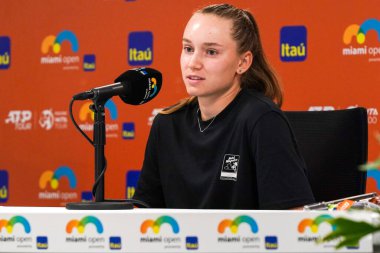 MIAMI GARDENS, FLORIDA - 1 APRIL 2023: Miami Açık Miami Garden 'daki Hard Rock Stadyumu' nda 2023 'te oynanan bayanlar tekler final maçında oynanan mağlubiyet sonrasında Kazakistan' dan finalist Elena Rybakina