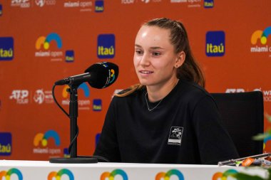 MIAMI GARDENS, FLORIDA - 1 APRIL 2023: Miami Açık Miami Garden 'daki Hard Rock Stadyumu' nda 2023 'te oynanan bayanlar tekler final maçında oynanan mağlubiyet sonrasında Kazakistan' dan finalist Elena Rybakina