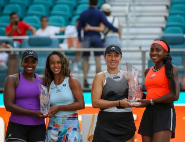 MIAMI GARDENS, FLORIDA - APRIL 2, 2023: Taylor Townsend (USA), Leylah Fernandez (CAN), Jessica Pegula ve Coco Gauff, 2023 Miami Açık 'da oynanan Hard Rock Stadyumu' nda oynanan bayanlar çiftler final maçından sonra şampiyonlar kupasına poz verdiler. 