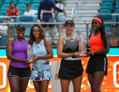 MIAMI GARDENS, FLORIDA - APRIL 2, 2023: Taylor Townsend (USA), Leylah Fernandez (CAN), Jessica Pegula ve Coco Gauff, 2023 Miami Açık 'da oynanan Hard Rock Stadyumu' nda oynanan bayanlar çiftler final maçından sonra şampiyonlar kupasına poz verdiler. 