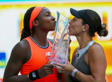 MIAMI GARDENS, FLORIDA - APRIL 2, 2023: Coco Gauff (L) ve ABD 'li Jessica Pegula, Miami' deki Hard Rock Stadyumu 'nda oynanan 2023 Miami Açık bayanlar çiftler final maçını kazandıktan sonra şampiyon poz verdiler.