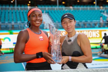MIAMI GARDENS, FLORIDA - APRIL 2, 2023: Coco Gauff (L) ve ABD 'li Jessica Pegula, Miami' deki Hard Rock Stadyumu 'nda oynanan 2023 Miami Açık bayanlar çiftler final maçını kazandıktan sonra şampiyon poz verdiler.