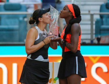 MIAMI GARDENS, FLORIDA - APRIL 2, 2023: Jessica Pegula (L) ve ABD 'li Coco Gauff, Miami' deki Hard Rock Stadyumu 'nda oynanan 2023 Miami Açık bayanlar çiftler final maçını kazandıktan sonra şampiyon poz verdiler.