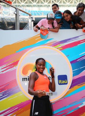 MIAMI GARDENS, FLORIDA - 2 APRIL 2023: ABD 'li Coco Gauff, Miami' deki Hard Rock Stadyumu 'nda oynanan 2023 Miami Açık bayanlar çiftler final maçını kazandıktan sonra tenis taraftarlarıyla selfie çekti.