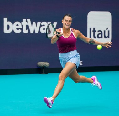 MIAMI GARDENS, FLORIDA - 29 Mart 2023: Belaruslu Aryna Sabalenka, Romanya 'nın Sorana Cirstea takımına karşı oynadığı çeyrek final maçında Miami' deki Hard Rock Stadyumu 'nda oynanacak.