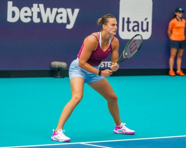 MIAMI GARDENS, FLORIDA - 29 Mart 2023: Belaruslu Aryna Sabalenka, Romanya 'nın Sorana Cirstea takımına karşı oynadığı çeyrek final maçında Miami' deki Hard Rock Stadyumu 'nda oynanacak.