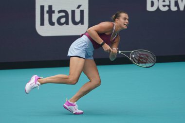 MIAMI GARDENS, FLORIDA - 29 Mart 2023: Belaruslu Aryna Sabalenka, Romanya 'nın Sorana Cirstea takımına karşı oynadığı çeyrek final maçında Miami' deki Hard Rock Stadyumu 'nda oynanacak.