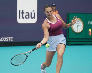 MIAMI GARDENS, FLORIDA - 29 Mart 2023: Belaruslu Aryna Sabalenka, Romanya 'nın Sorana Cirstea takımına karşı oynadığı çeyrek final maçında Miami' deki Hard Rock Stadyumu 'nda oynanacak.
