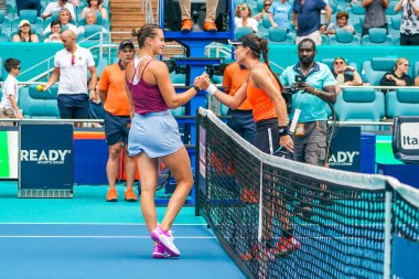 MIAMI GARDENS, FLORIDA - 29 Mart 2023: Belaruslu Aryna Sabalenka (L) ve Rumen Sorana Cirstea, Miami 'deki Hard Rock Stadyumu' nda oynanan 2023 Miami Açık çeyrek final maçı sonrasında kucaklaşıyorlar.