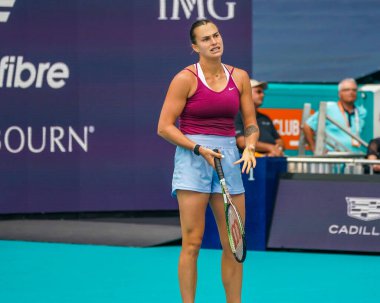 MIAMI GARDENS, FLORIDA - 29 Mart 2023: Belaruslu Aryna Sabalenka, Romanya 'nın Sorana Cirstea takımına karşı oynadığı çeyrek final maçında Miami' deki Hard Rock Stadyumu 'nda oynanacak.