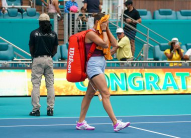 MIAMI GARDENS, FLORIDA - 29 Mart 2023: Belaruslu Aryna Sabalenka, 2023 'te Romanya' nın Sorana Cirstea takımına karşı oynanan çeyrek final maçı sonrasında Hard Rock Stadyumu 'nda düzenlenen turnuvadan ayrıldı.