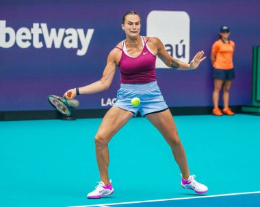 MIAMI GARDENS, FLORIDA - 29 Mart 2023: Belaruslu Aryna Sabalenka, Romanya 'nın Sorana Cirstea takımına karşı oynadığı çeyrek final maçında Miami' deki Hard Rock Stadyumu 'nda oynanacak.