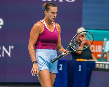 MIAMI GARDENS, FLORIDA - 29 Mart 2023: Belaruslu Aryna Sabalenka, Romanya 'nın Sorana Cirstea takımına karşı oynadığı çeyrek final maçında Miami' deki Hard Rock Stadyumu 'nda oynanacak.