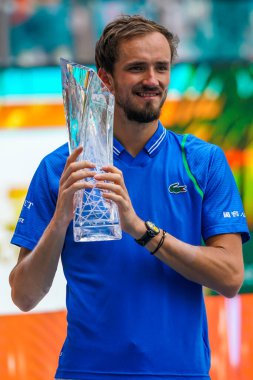 MIAMI GARDENS, FLORIDA - 2 APRIL 2023: Rusya 'dan Daniil Medvedev, 2023 Miami Açık, Miami Açık, Florida, ABD' deki Hard Rock Stadyumu 'nda oynanan erkekler tekler finalinde İtalyan Jannik Sinner' ı mağlup ettikten sonra şampiyonlar kupasına poz verdi.