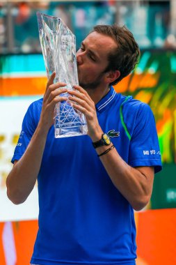 MIAMI GARDENS, FLORIDA - 2 APRIL 2023: Rusya 'dan Daniil Medvedev, 2023 Miami Açık, Miami Açık, Florida, ABD' deki Hard Rock Stadyumu 'nda oynanan erkekler tekler finalinde İtalyan Jannik Sinner' ı mağlup ettikten sonra şampiyonlar kupasına poz verdi.