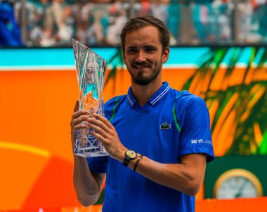 MIAMI GARDENS, FLORIDA - 2 APRIL 2023: Rusya 'dan Daniil Medvedev, 2023 Miami Açık, Miami Açık, Florida, ABD' deki Hard Rock Stadyumu 'nda oynanan erkekler tekler finalinde İtalyan Jannik Sinner' ı mağlup ettikten sonra şampiyonlar kupasına poz verdi.