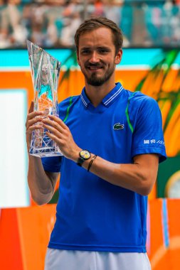 MIAMI GARDENS, FLORIDA - 2 APRIL 2023: Rusya 'dan Daniil Medvedev, 2023 Miami Açık, Miami Açık, Florida, ABD' deki Hard Rock Stadyumu 'nda oynanan erkekler tekler finalinde İtalyan Jannik Sinner' ı mağlup ettikten sonra şampiyonlar kupasına poz verdi.