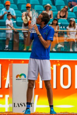 MIAMI GARDENS, FLORIDA - 2 APRIL 2023: Rusya 'dan Daniil Medvedev, 2023 Miami Açık, Miami Açık, Florida, ABD' deki Hard Rock Stadyumu 'nda oynanan erkekler tekler finalinde İtalyan Jannik Sinner' ı mağlup ettikten sonra şampiyonlar kupasına poz verdi.