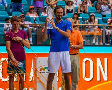 MIAMI GARDENS, FLORIDA - 2 APRIL 2023: Rusya 'dan Daniil Medvedev, 2023 Miami Açık, Miami Açık, Florida, ABD' deki Hard Rock Stadyumu 'nda oynanan erkekler tekler finalinde İtalyan Jannik Sinner' ı mağlup ettikten sonra şampiyonlar kupasına poz verdi.