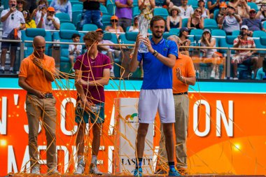 MIAMI GARDENS, FLORIDA - 2 APRIL 2023: Rusya 'dan Daniil Medvedev, 2023 Miami Açık, Miami Açık, Florida, ABD' deki Hard Rock Stadyumu 'nda oynanan erkekler tekler finalinde İtalyan Jannik Sinner' ı mağlup ettikten sonra şampiyonlar kupasına poz verdi.