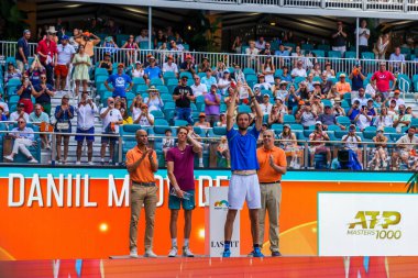 MIAMI GARDENS, FLORIDA - 2 APRIL 2023: Rusya 'dan Daniil Medvedev, 2023 Miami Açık, Miami Açık, Florida, ABD' deki Hard Rock Stadyumu 'nda oynanan erkekler tekler finalinde İtalyan Jannik Sinner' ı mağlup ettikten sonra şampiyonlar kupasına poz verdi.