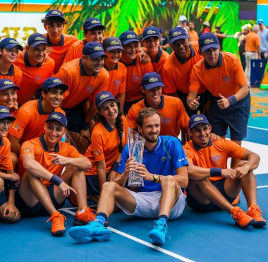 MIAMI GARDENS, FLORIDA - 2 APRIL 2023: Rusya 'dan Daniil Medvedev, 2023 Miami Açık' ta oynanan Hard Rock Stadyumu, Miami Gardens, Florida, ABD 'de oynanan final maçında İtalyan Jannik Sinner' ı yendikten sonra top toplayıcılarla poz verdi.