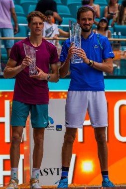 MIAMI GARDENS, FLORIDA - APRIL 2, 2023: İtalyan Jannik Sinner (L) ve Rus Daniil Medvedev, 2023 Miami Açık, Miami Hard Rock Stadyumu, Miami Gardens, ABD