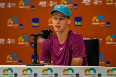 MIAMI GARDENS, FLORIDA - 29 Mart 2023: Finlandiya 'dan Emil Ruusuvuori ile 2023' te Miami 'deki Hard Rock Stadyumu' nda oynanan çeyrek final maçı sonrasında İtalya 'dan Jannik Sinner