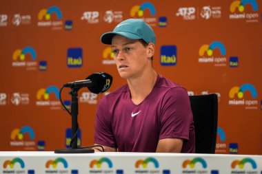 MIAMI GARDENS, FLORIDA - 29 Mart 2023: Finlandiya 'dan Emil Ruusuvuori ile 2023' te Miami 'deki Hard Rock Stadyumu' nda oynanan çeyrek final maçı sonrasında İtalya 'dan Jannik Sinner