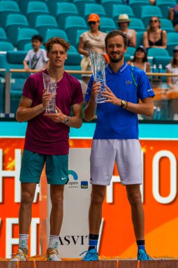 MIAMI GARDENS, FLORIDA - APRIL 2, 2023: İtalyan Jannik Sinner (L) ve Rus Daniil Medvedev, 2023 Miami Açık, Miami Hard Rock Stadyumu, Miami Gardens, ABD