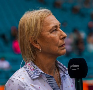 MIAMI GARDENS, FLORIDA - APRIL 2, 2023: Çek-Amerikan profesyonel tenis oyuncusu ve TV analisti Martina Navratilova, erkekler final maçı sonrasında Daniil Medvedev ile 2023 Miami Açık 
