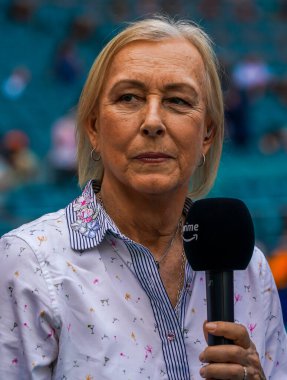 MIAMI GARDENS, FLORIDA - APRIL 2, 2023: Çek-Amerikan profesyonel tenis oyuncusu ve TV analisti Martina Navratilova, erkekler final maçı sonrasında Daniil Medvedev ile 2023 Miami Açık 