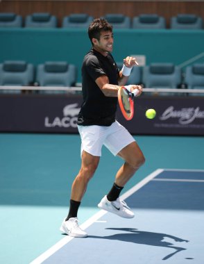 MIAMI GARDENS, FLORIDA - 27 Mart 2023: Cristian Garin of Chile 3. tur karşılaşmasında Yunanistan 'dan Stefanos Tsitsipas' a karşı Miami, Florida, ABD 'deki Hard Rock Stadyumu' nda oynanan maçta
