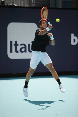 MIAMI GARDENS, FLORIDA - 28 Mart 2023: Lorenzo Sonego, Arjantinli Francisco Cerundolo 'ya karşı oynanan 16 turluk maçta Miami' deki Hard Rock Stadyumu, Florida, ABD 'deki Hard Rock Stadyumu' nda oynanacak.