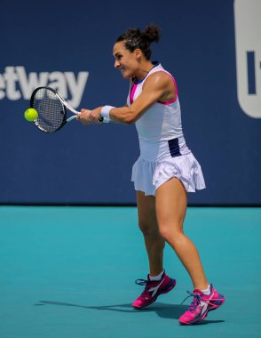 MIAMI GARDENS, FLORIDA - 27 Mart 2023: Martina Trevisan, Letonya 'dan Jelena Ostapenko' ya karşı oynadığı üçüncü tur maçında Miami, Florida, ABD 'deki Hard Rock Stadyumu' nda oynandı.