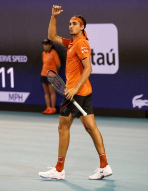 MIAMI GARDENS, FLORIDA - 28 Mart 2023: Lorenzo Sonego, Arjantinli Francisco Cerundolo 'ya karşı oynanan 16 turluk maçta Miami' deki Hard Rock Stadyumu, Florida, ABD 'deki Hard Rock Stadyumu' nda oynanacak.