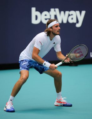 MIAMI GARDENS, FLORIDA - 27 Mart 2023: Yunanistan 'dan Stefanos Tsitsipas, Şili' den Cristian Garin 'e karşı oynadığı üçüncü tur maçında Miami, Florida, ABD' deki Hard Rock Stadyumu 'nda oynandı.