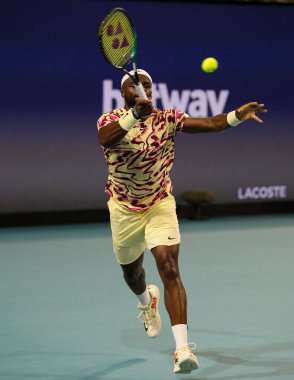 MIAMI GARDENS, FLORIDA - 27 Mart 2023: Frances Tiafoe, İtalya 'dan Lorenzo Sonego' ya karşı oynanan 16 turluk maçta Miami, Florida, ABD 'deki Hard Rock Stadyumu' nda oynanan maçta