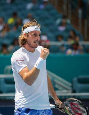 MIAMI GARDENS, FLORIDA - 27 Mart 2023: Yunanistan 'dan Stefanos Tsitsipas, Şili' den Cristian Garin 'e karşı oynadığı üçüncü tur maçında Miami, Florida, ABD' deki Hard Rock Stadyumu 'nda oynandı.