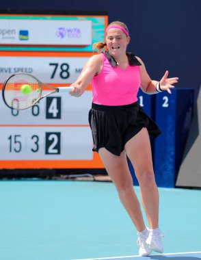 MIAMI GARDENS, FLORIDA - 27 Mart 2023: Letonya 'dan Jelena Ostapenko, İtalya' dan Martina Trevisan 'a karşı 2023' te Miami, Florida, ABD 'deki Hard Rock Stadyumu' nda oynanan 4.
